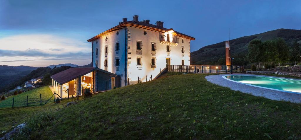 Bazén v ubytování Palacio de Yrisarri by IrriSarri Land nebo v jeho okolí