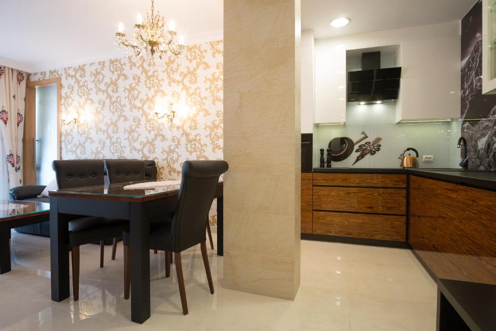 Kuchyňa alebo kuchynka v ubytovaní VIP Apartamenty POD KROKWIĄ SPA