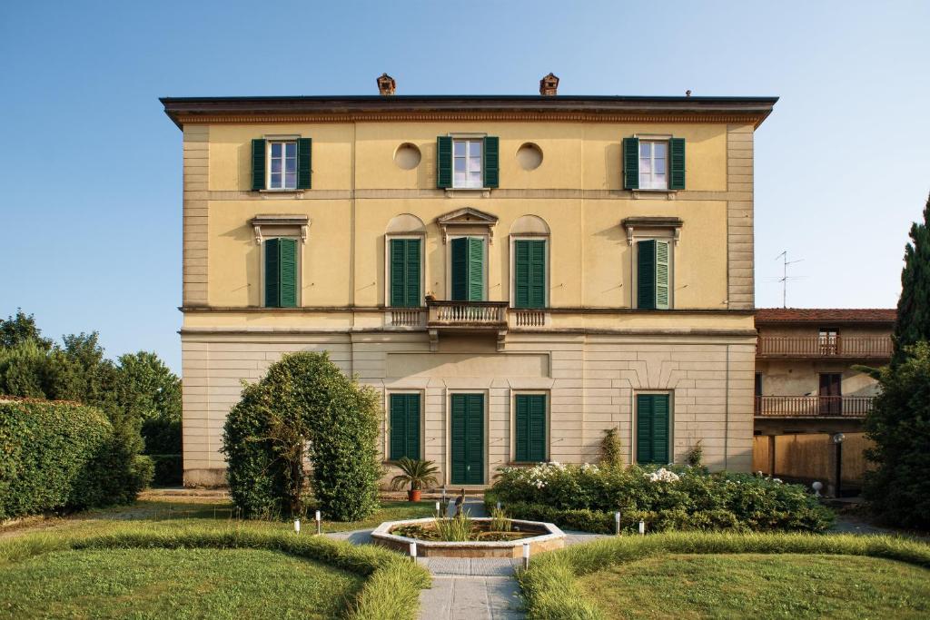 a large building with a garden in front of it at B&B Dimora De Roteris in Dalmine