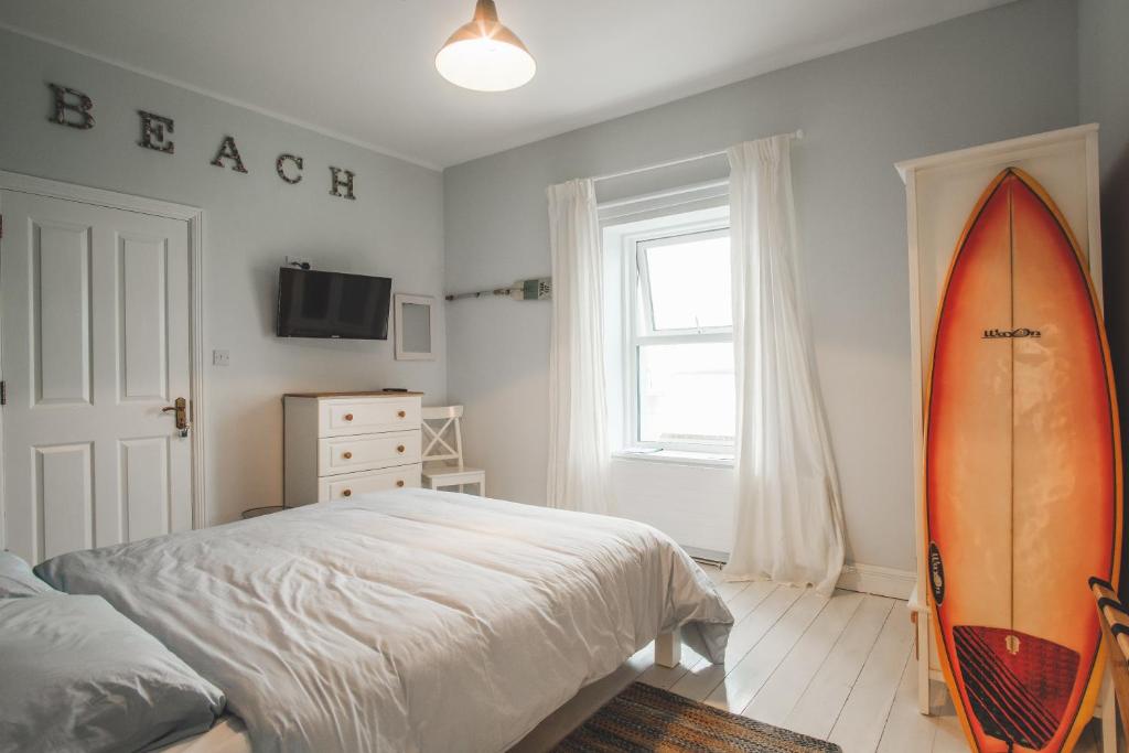 Postel nebo postele na pokoji v ubytování Sligo Bay Lodge