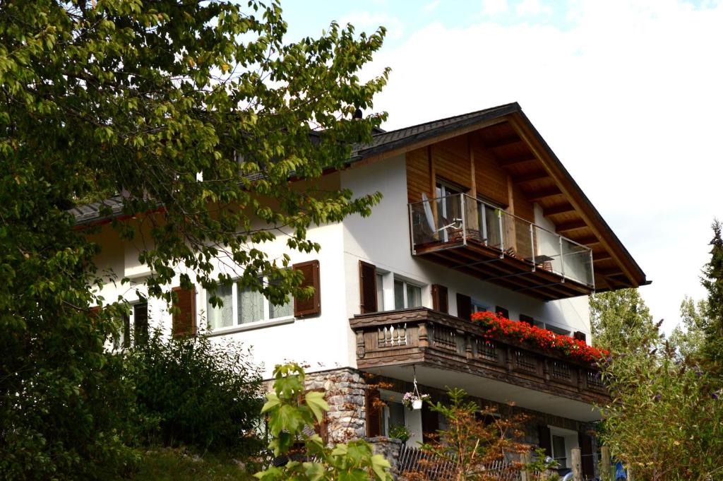 SuravaにあるFerienwohnung Albula im Herzen Graubündensの白い家(バルコニー付)