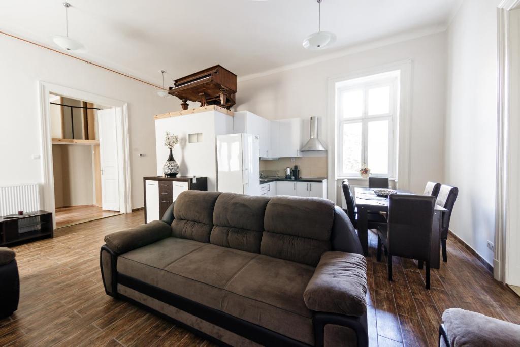 uma sala de estar com um sofá e uma mesa em Urban Rooms em Budapeste
