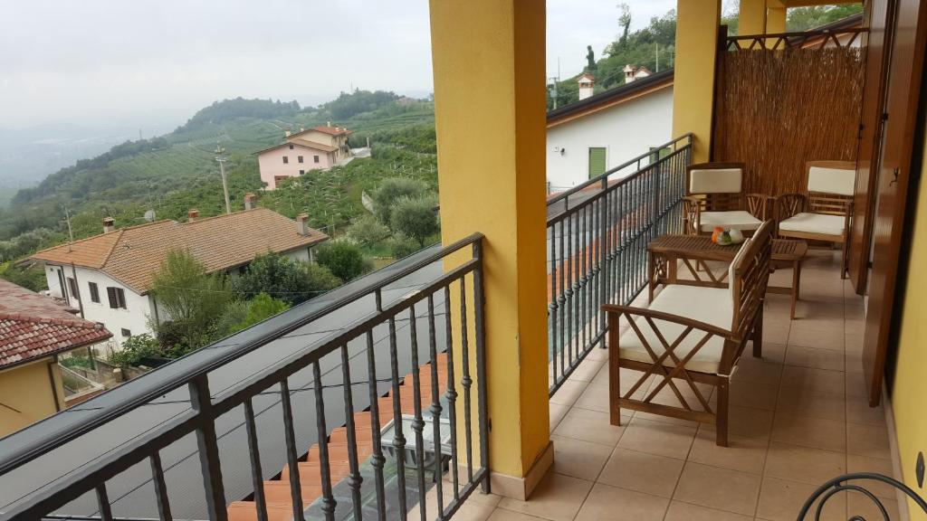 einen Balkon mit einem Tisch und Stühlen sowie Aussicht in der Unterkunft Apartment Valpolicella in Marano di Valpolicella