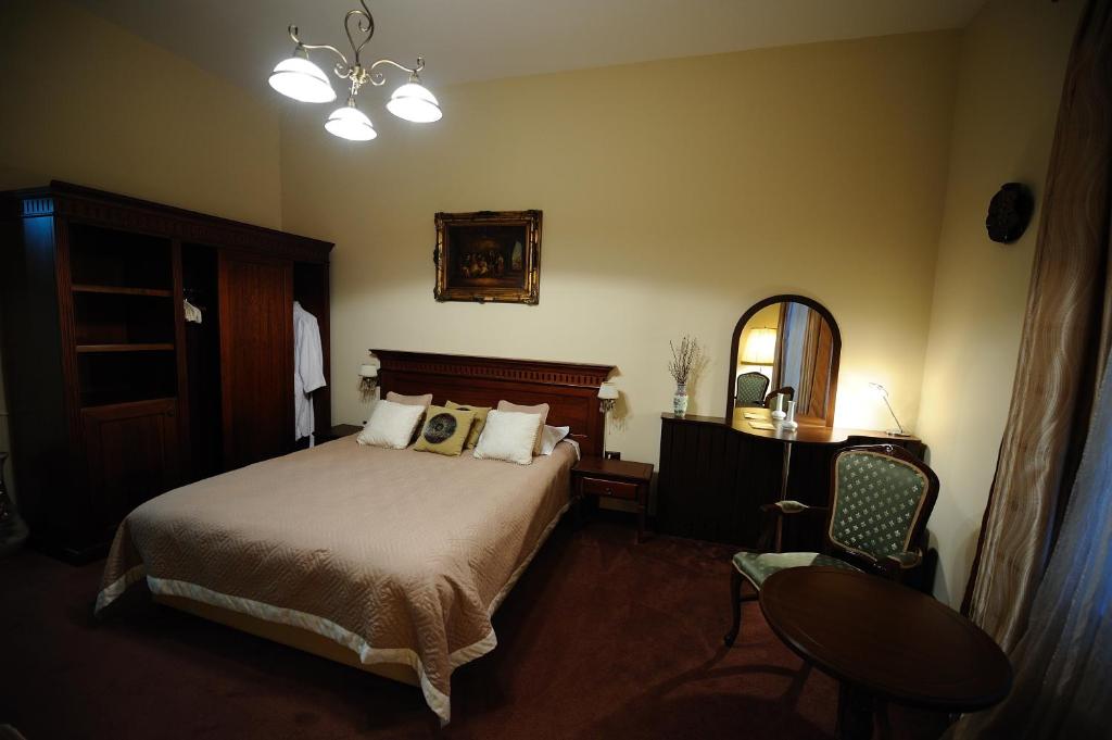 Un pat sau paturi într-o cameră la Hotel Royal Craiova