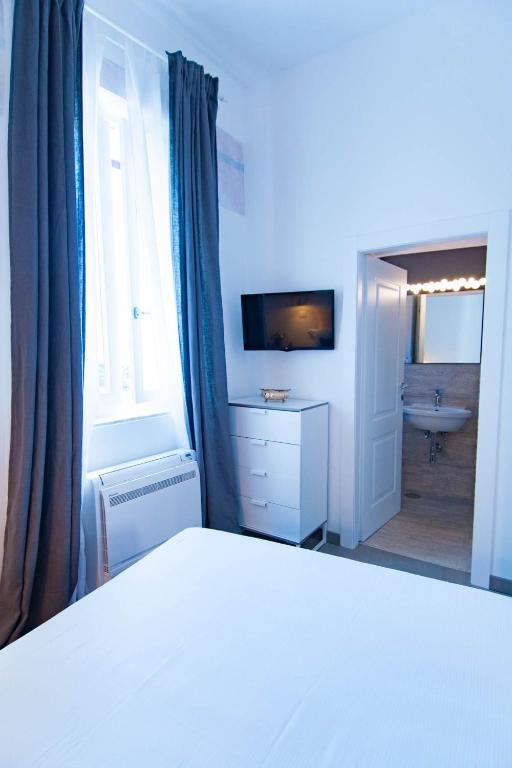 A bed or beds in a room at Margana Tower