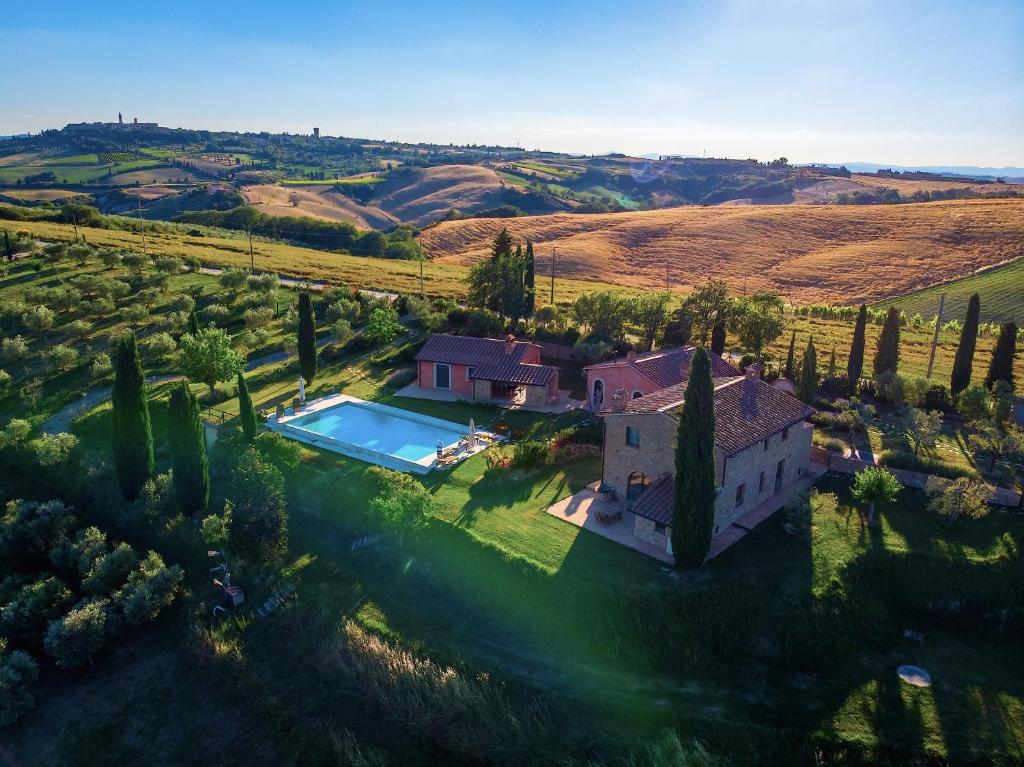 an aerial view of a house with a swimming pool at Poggio ai Gelsi in Pienza