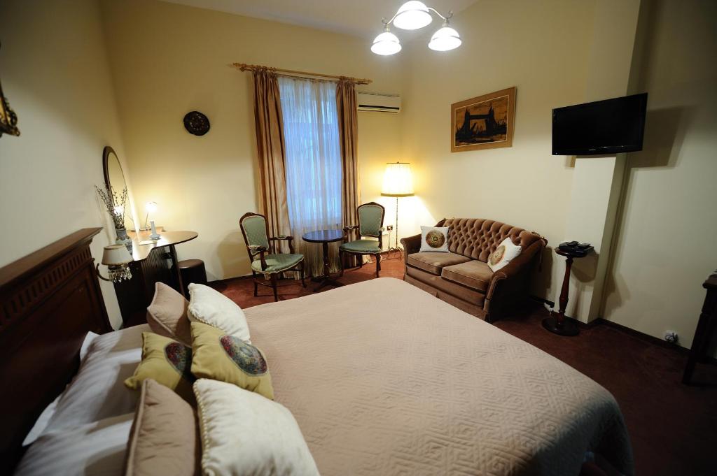 Un pat sau paturi într-o cameră la Hotel Royal Craiova