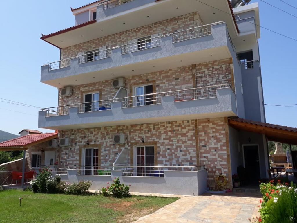 un edificio con balconi sul lato di Ylli Mance Apartments a Ksamil