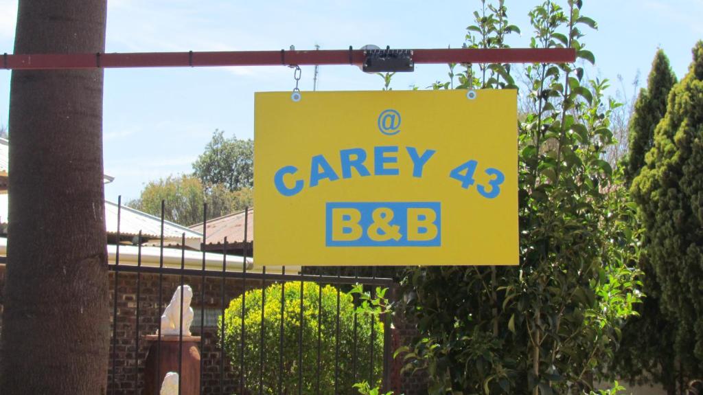 een geel bord dat staat voor garage bbb bij Carey 43 Bed & Breakfast in Bothaville