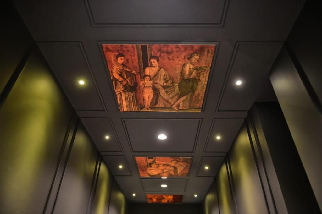 una stanza con dipinti sui soffitti di un edificio di Pompei Inn Ruins B&B Luxury Suite a Pompei