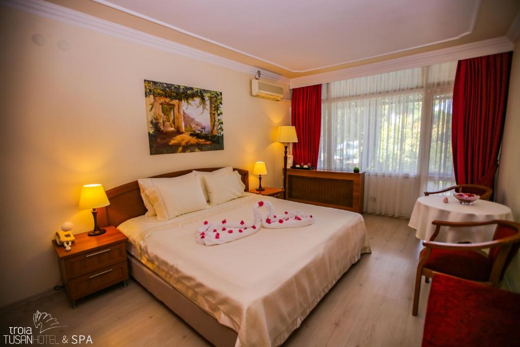 Postel nebo postele na pokoji v ubytování Troia Tusan Hotel