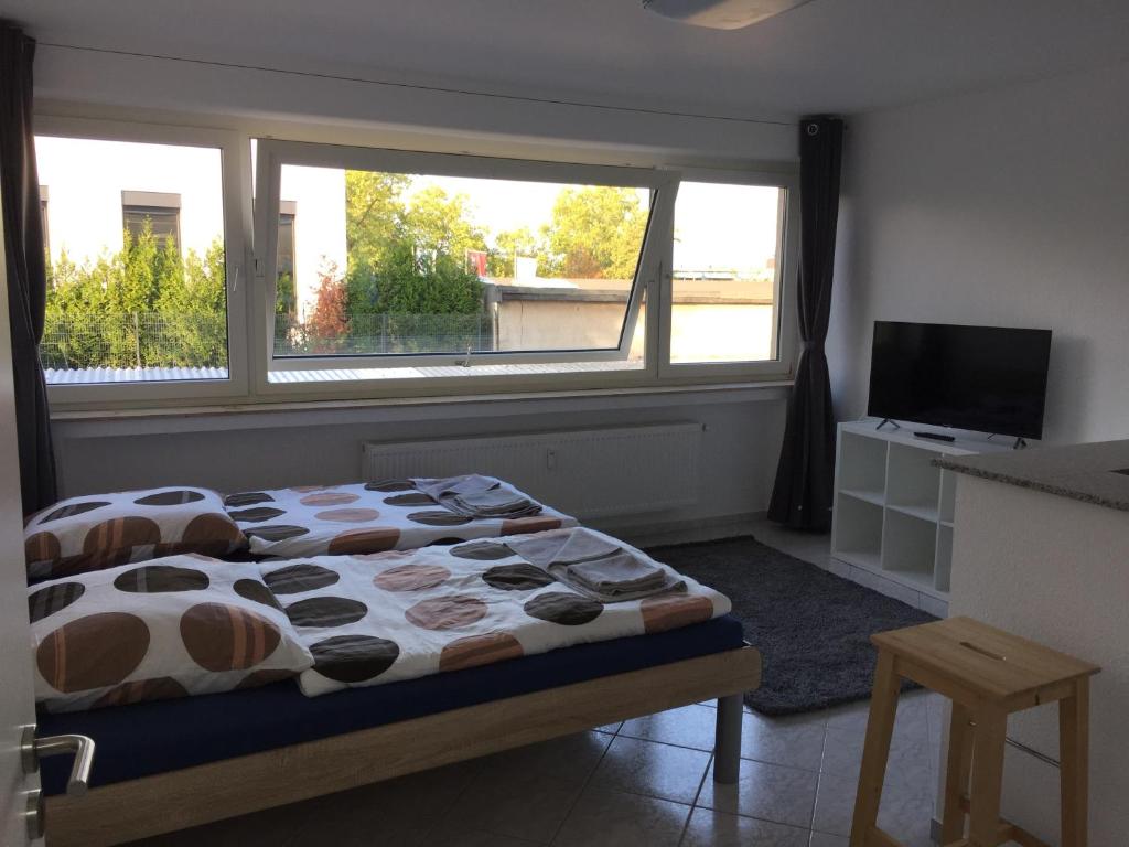 een slaapkamer met een bed en een groot raam bij Tina in Heiligenhaus