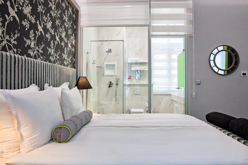 Una cama o camas en una habitación de Hotel Central Sarajevo
