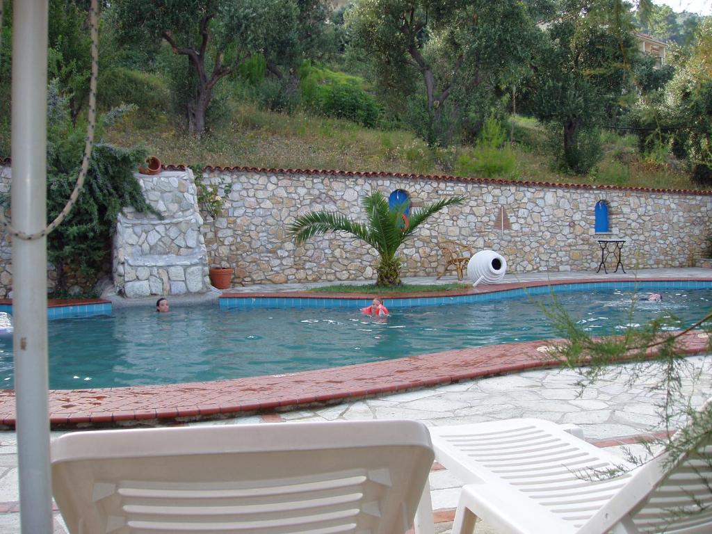 Bazén v ubytování vassilias beach hotel nebo v jeho okolí