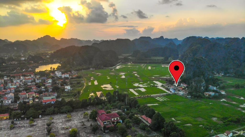 um balão vermelho de ar quente a voar sobre uma cidade em Tam Coc Riverside Homestay em Ninh Binh