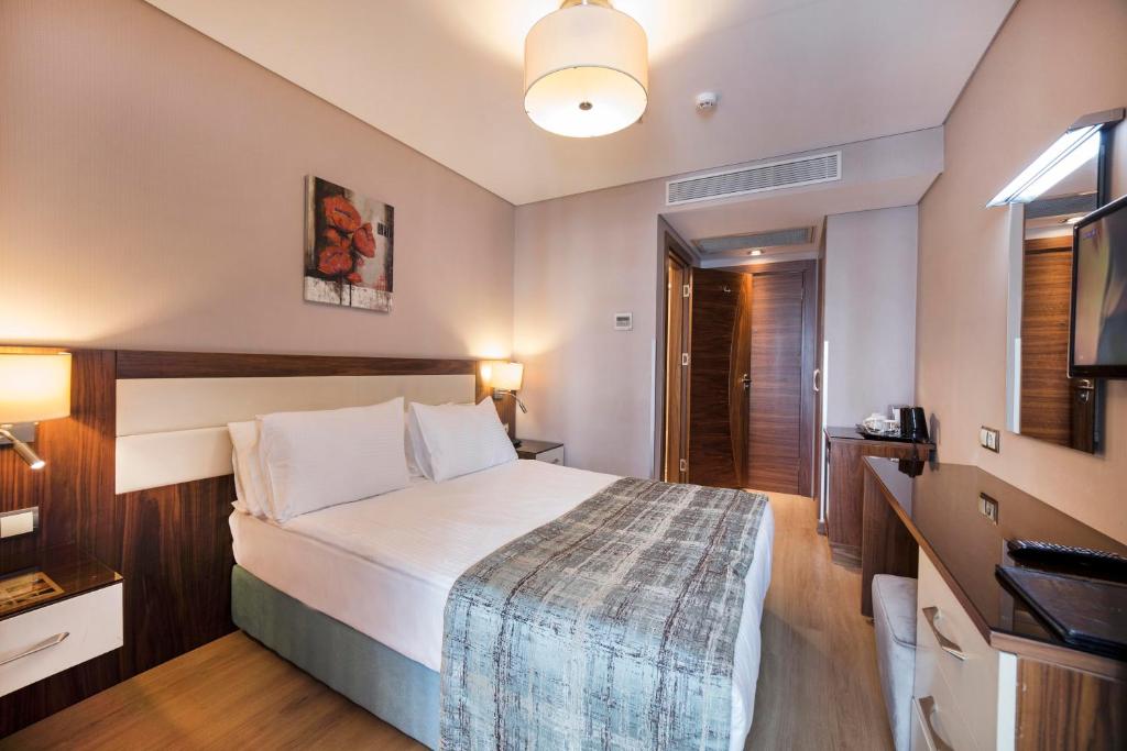 A bed or beds in a room at The Meretto Hotel Istanbul Old City