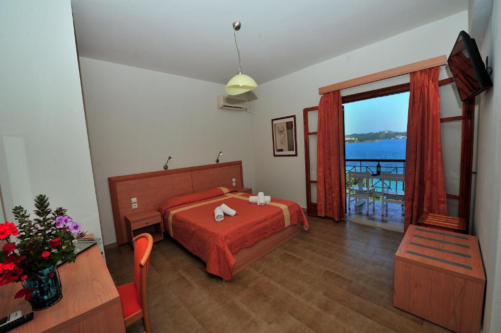 Postel nebo postele na pokoji v ubytování vassilias beach hotel