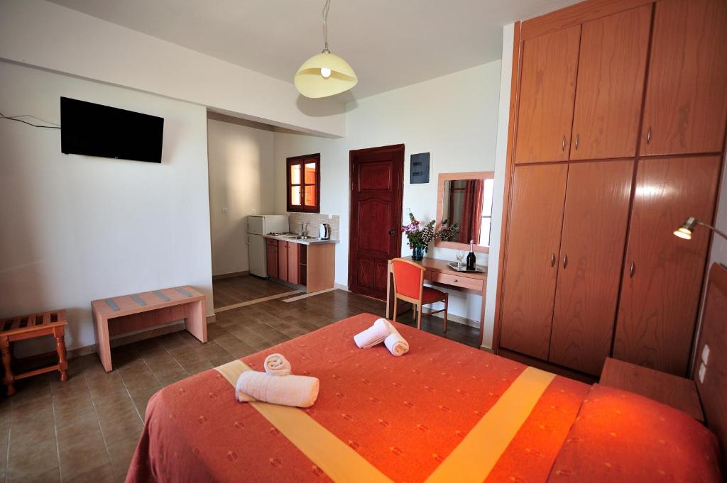 Postel nebo postele na pokoji v ubytování vassilias beach hotel