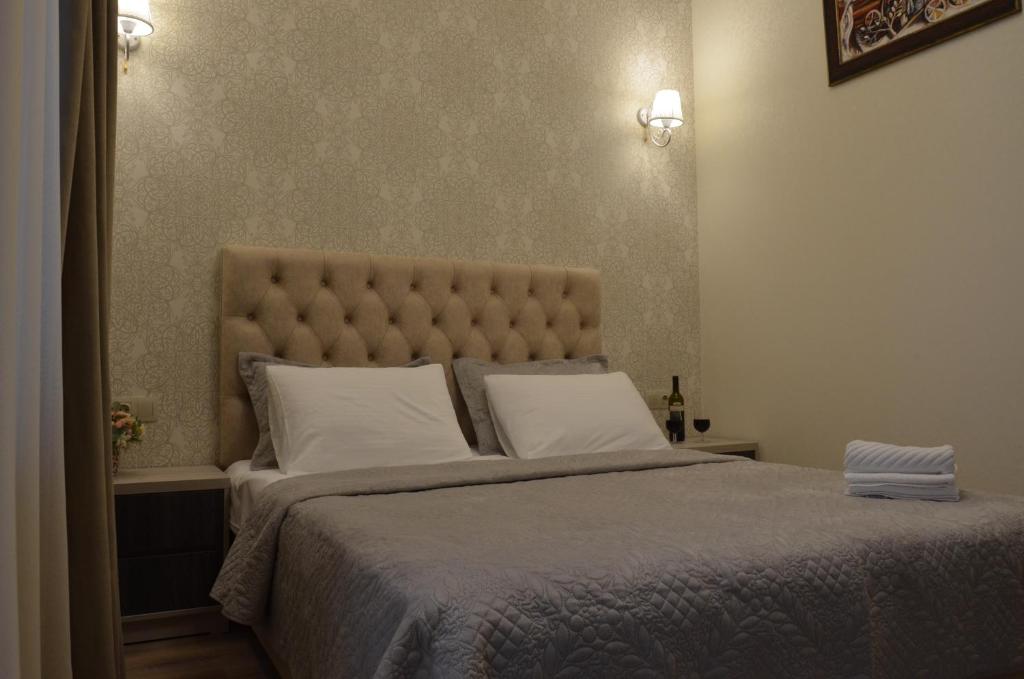 Postel nebo postele na pokoji v ubytování Hotel Griboedov