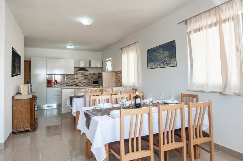 Kuchyňa alebo kuchynka v ubytovaní Villa Katy