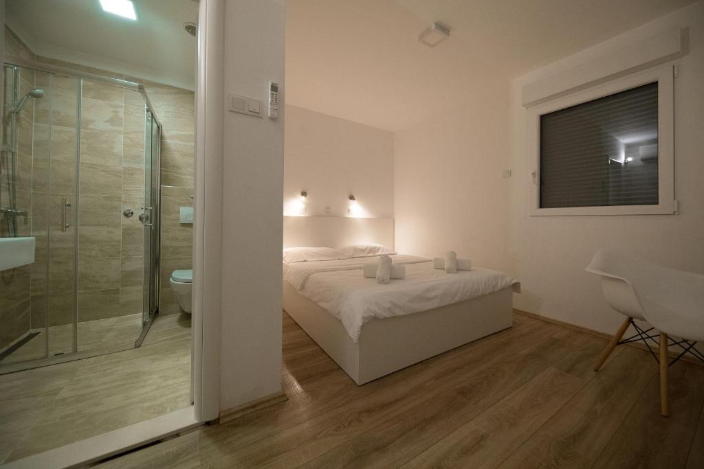 Rocky Beach Rooms - 4