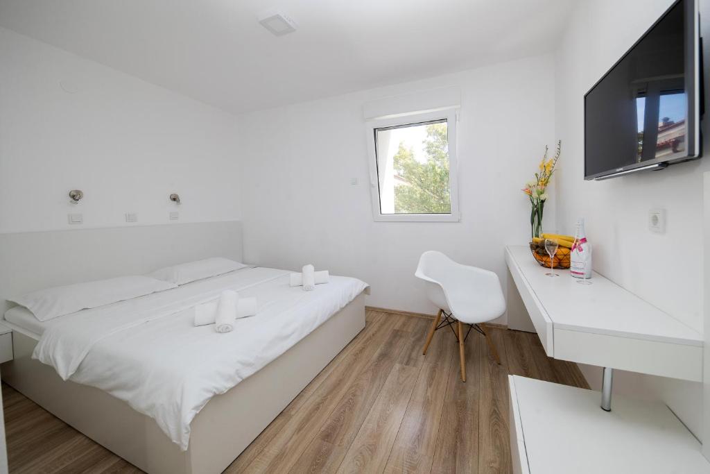 Rocky Beach Rooms - 2