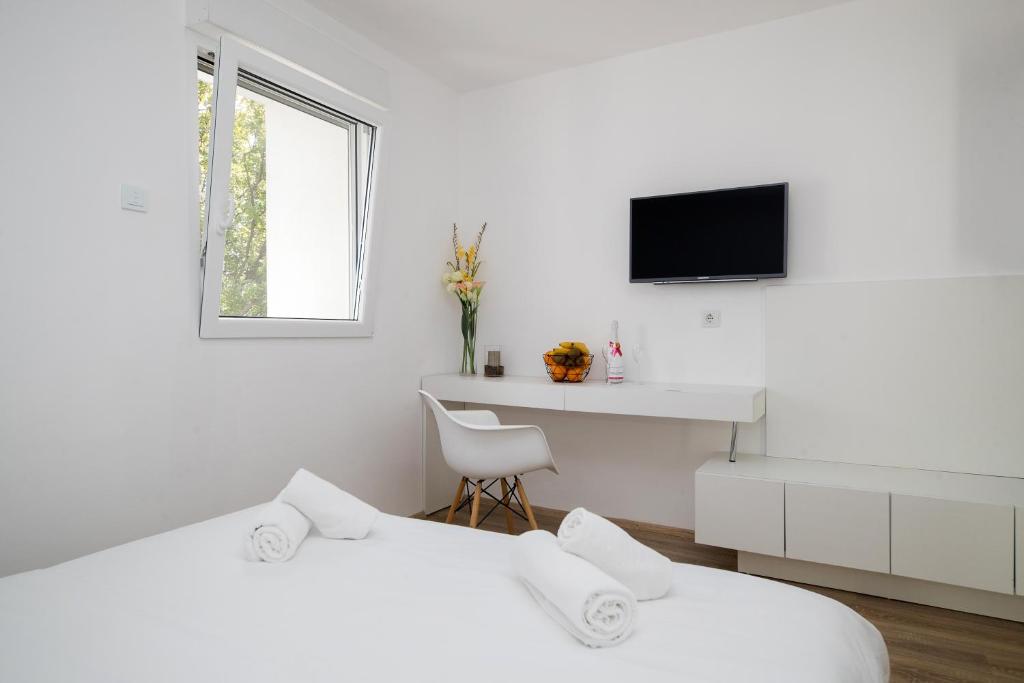 Rocky Beach Rooms - 5