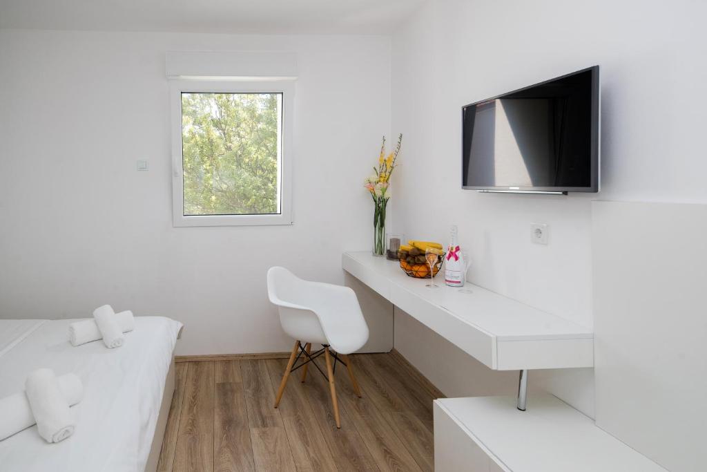 Rocky Beach Rooms - 3