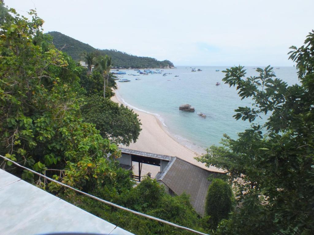 een uitzicht op een strand met mensen in het water bij Queen Resort Koh Tao in Ko Tao