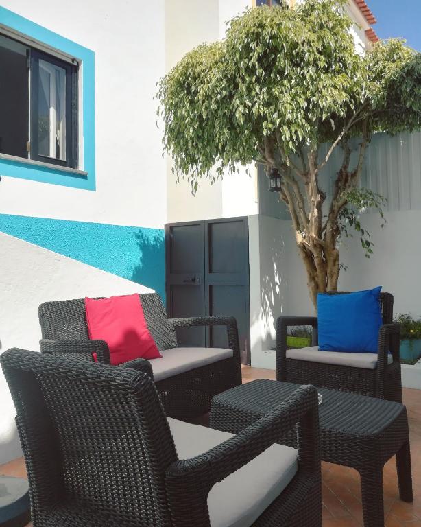 Posezení v ubytování Pirata hostel Milfontes