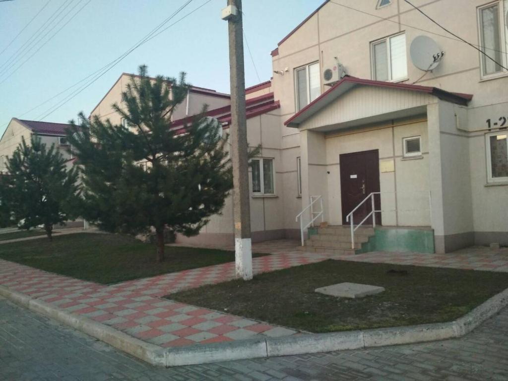 una casa con un árbol delante de ella en " Na golubom ozere" en Dniprodzerzhynsʼk