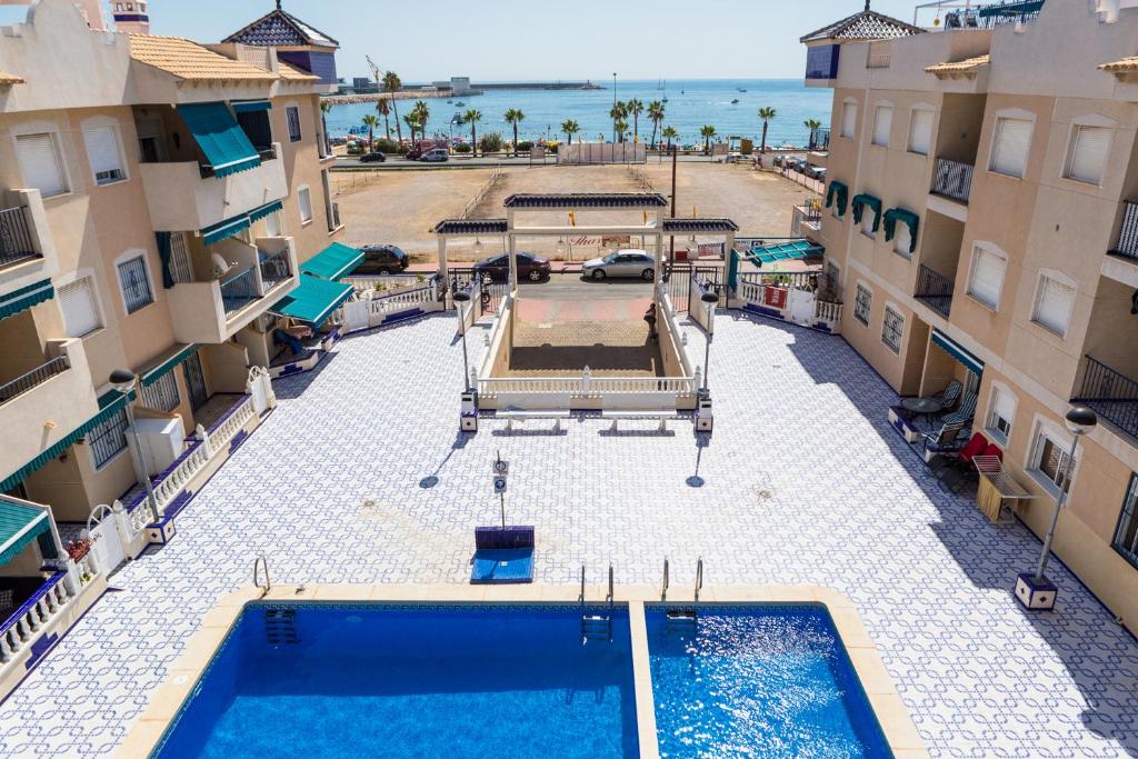 una vista aérea de una piscina entre dos edificios en Apartament Ania, en Torrevieja