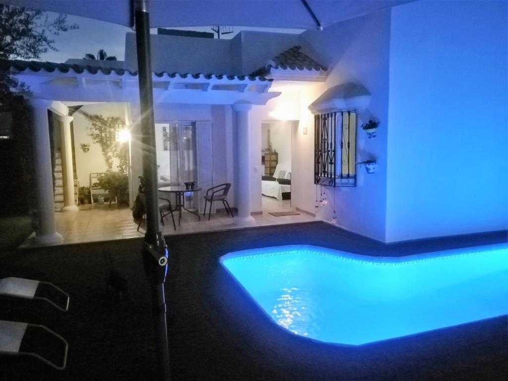 サン・ファン・デ・ロス・テレロスにあるCasa de Marisolの家の中の青い照明付きスイミングプール