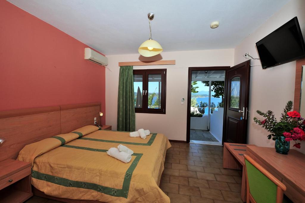 Postel nebo postele na pokoji v ubytování vassilias beach hotel