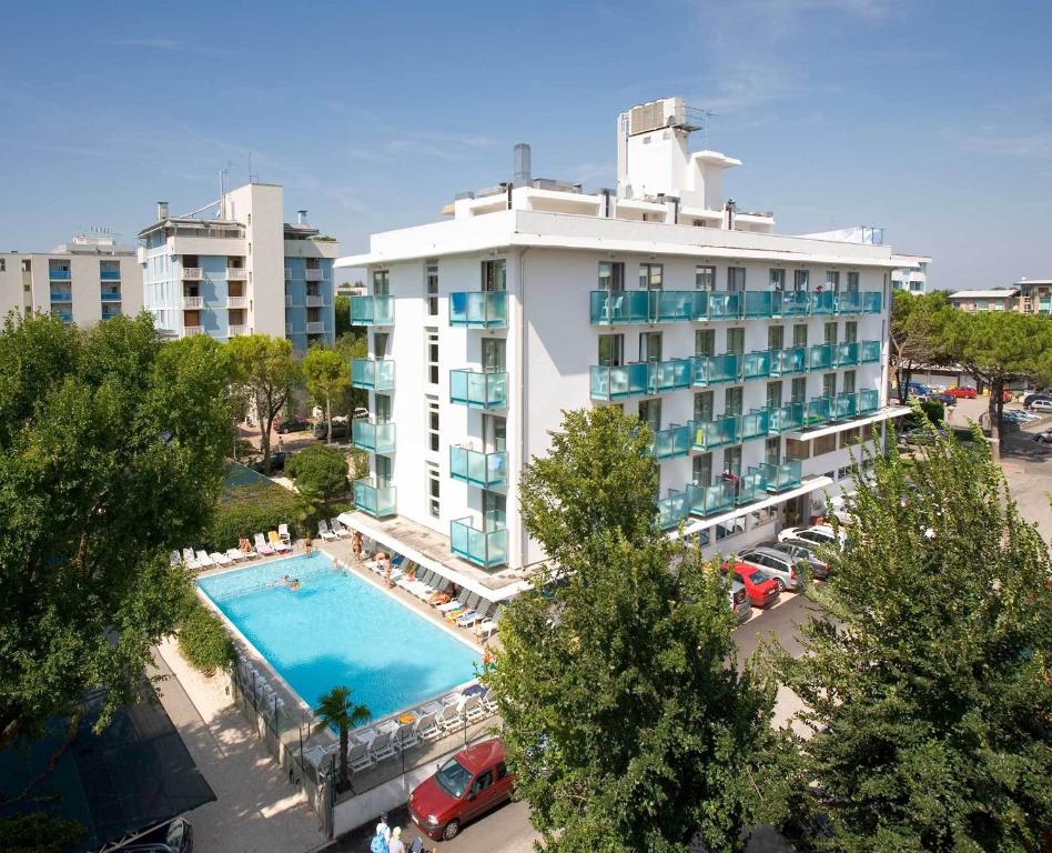 eine Luftansicht eines Hotels mit Pool in der Unterkunft Hotel Katja in Bibione