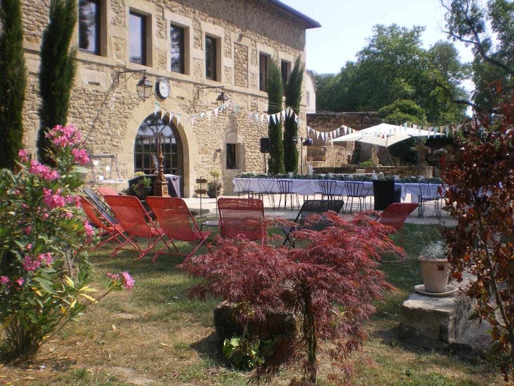 a group of chairs in the yard of a building at GITE de la RENAISSANTE in Peyrins