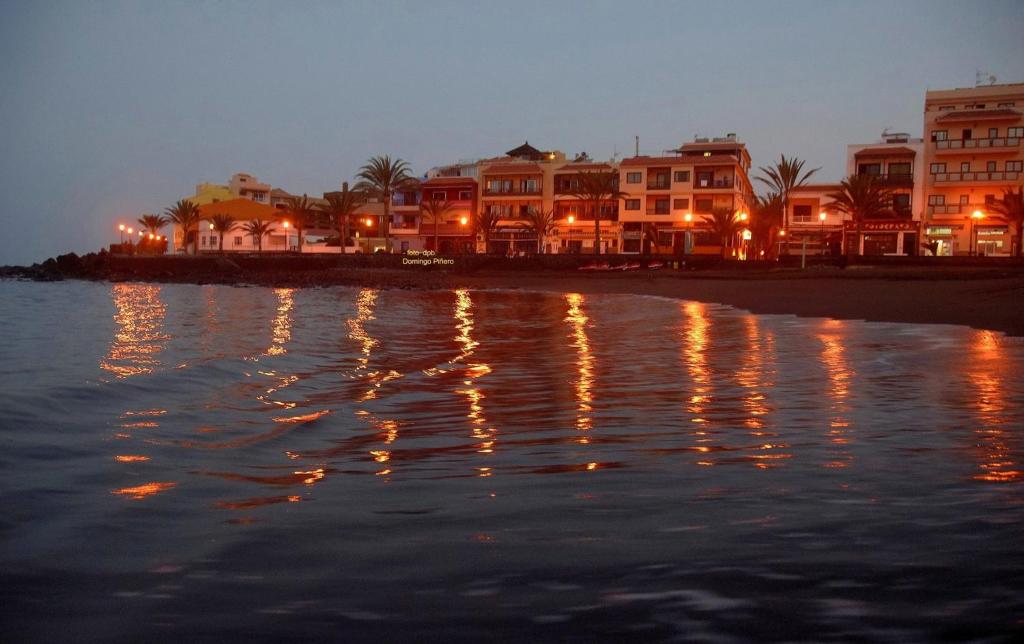 un grupo de edificios en la playa por la noche en Apartamentos Brisamar a 50 metros de la playa, en Valle Gran Rey