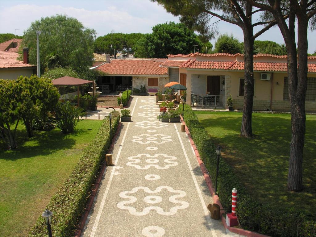 un giardino con passerella con disegni bianchi di Villa Apollonius Arenella Siracusa ad Arenella