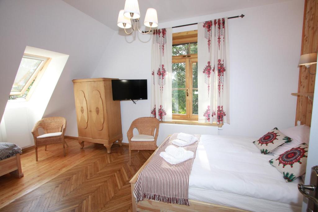 TV a/nebo společenská místnost v ubytování Willa Ubocz