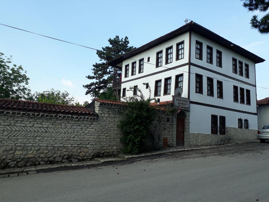 um edifício branco ao lado de uma rua em Dibekönü Konak em Safranbolu