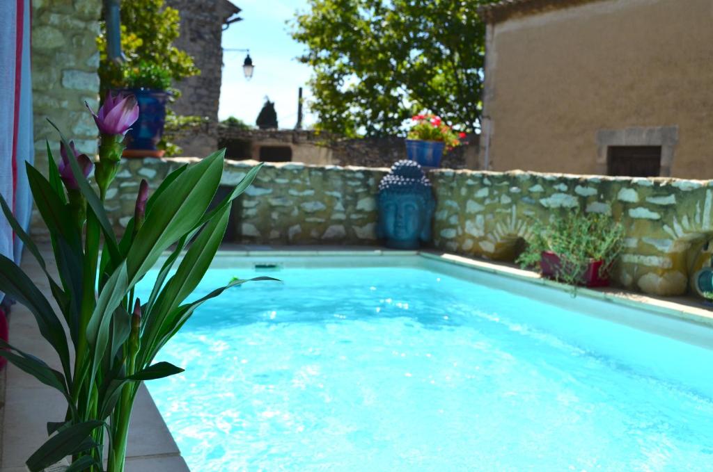 Bazén v ubytování Hotel Le Saint Laurent nebo v jeho okolí
