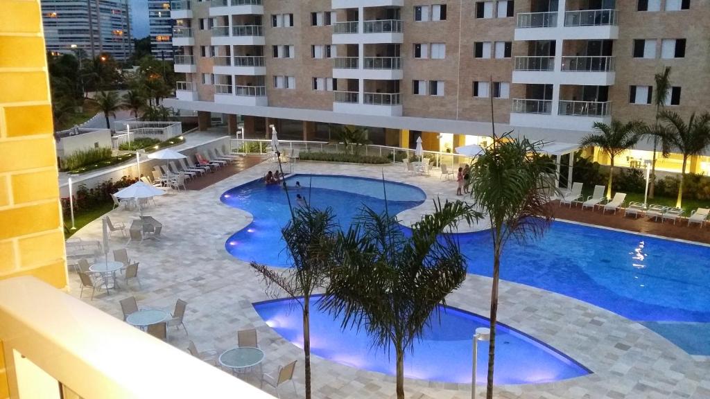 una vista aérea de una piscina en un edificio en Jd. S. Lourenço - Riviera - Novo, 3 dorm, AC, 300m do mar, serviço de praia, en Riviera de São Lourenço