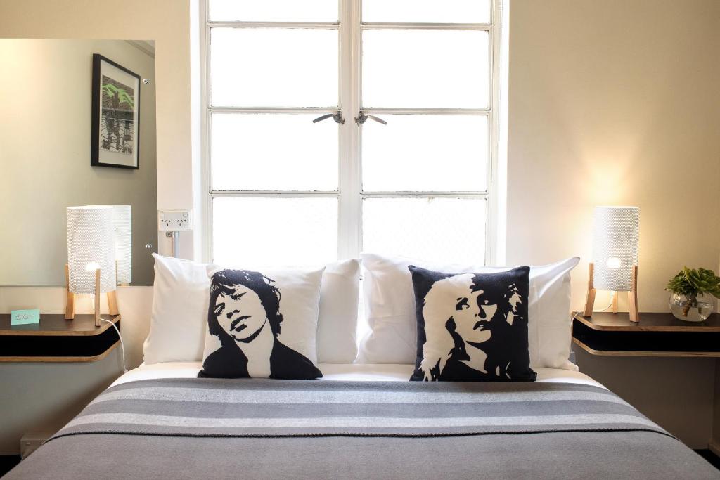 
Standard Queen Room with Shared Bathroom
