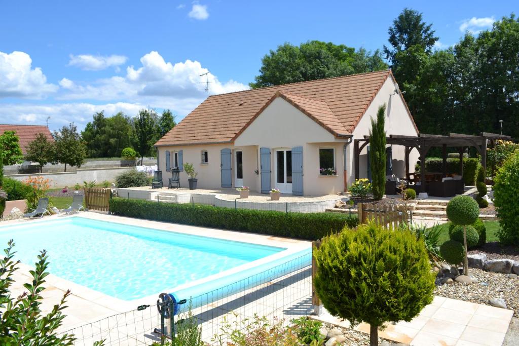 a house with a swimming pool in a garden at Le Clos Gwladys in Chevigny-en-Valière