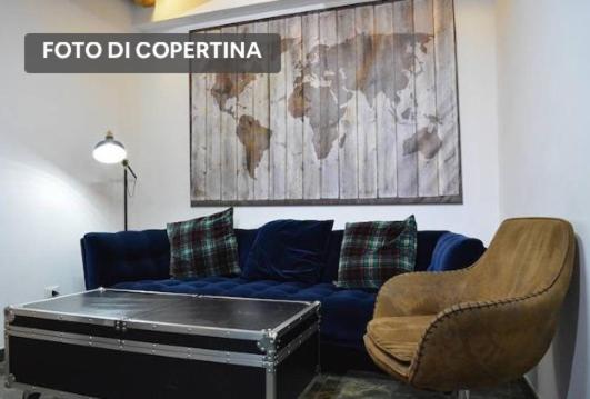 ナポリにあるAppartamento Beverelloのリビングルーム(青いソファ、テーブル付)
