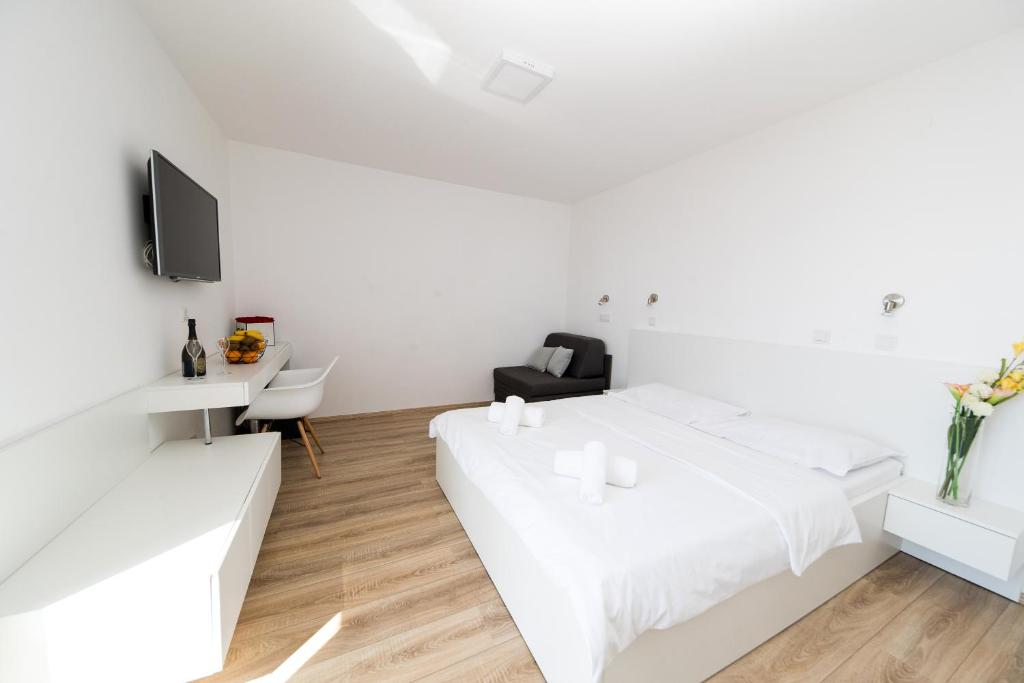 Rocky Beach Rooms - 12