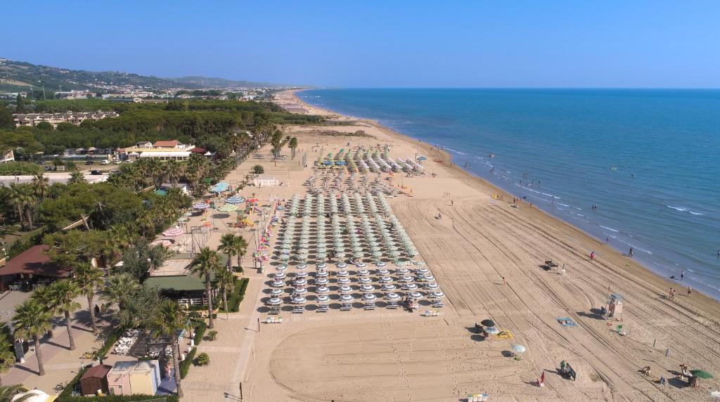 una vista aérea de una playa con sombrillas en Don Antonio Glamping Village, en Giulianova