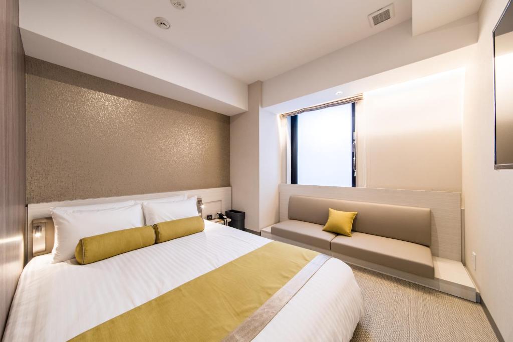 Postel nebo postele na pokoji v ubytování The Rise Osaka Kitashinchi