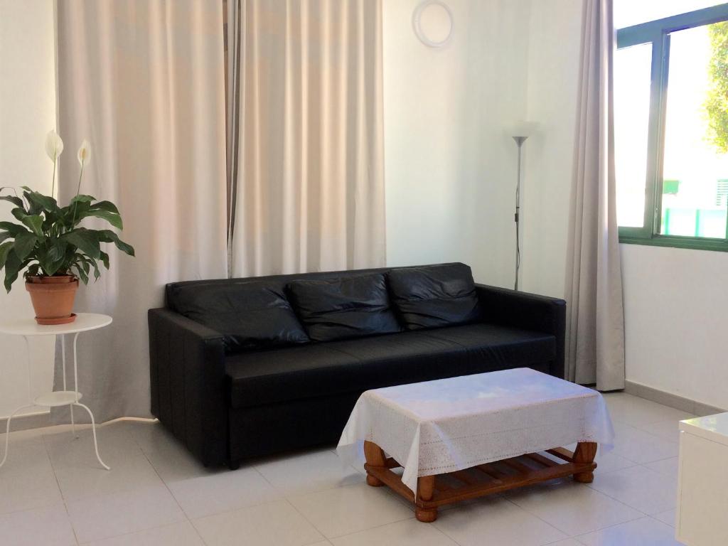 コスタ・テギセにあるGrand House "Cucharas Beach"のリビングルーム(黒革のソファ、テーブル付)