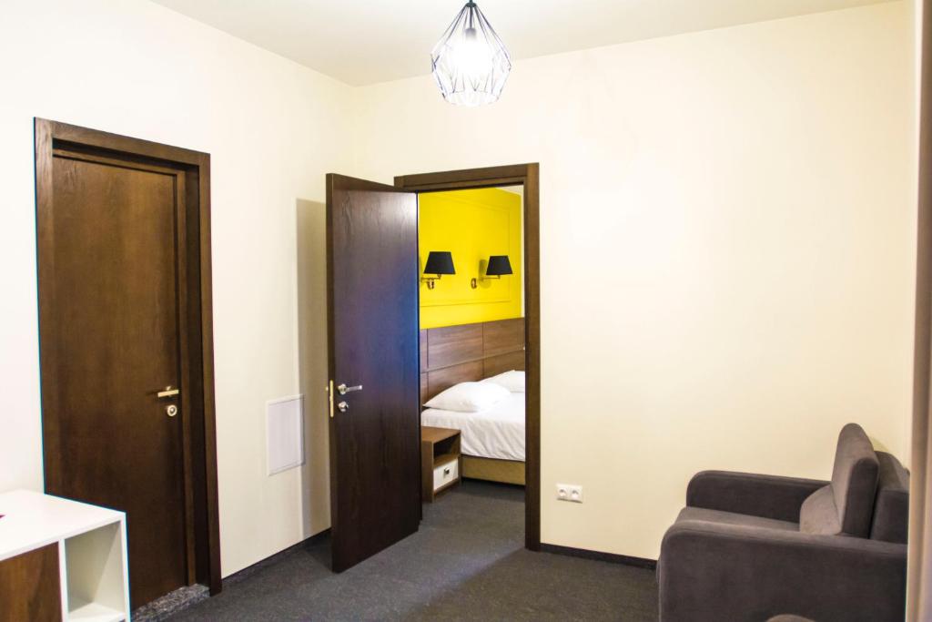 Postel nebo postele na pokoji v ubytování Hotel Garnet Tbilisi